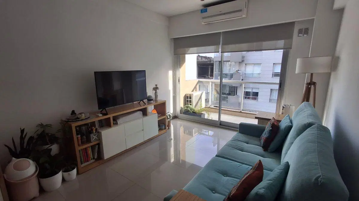 Semipiso de 2 ambientes al frente con balcón. Toilette. Dormitorio en suite. APTO CREDITO 2