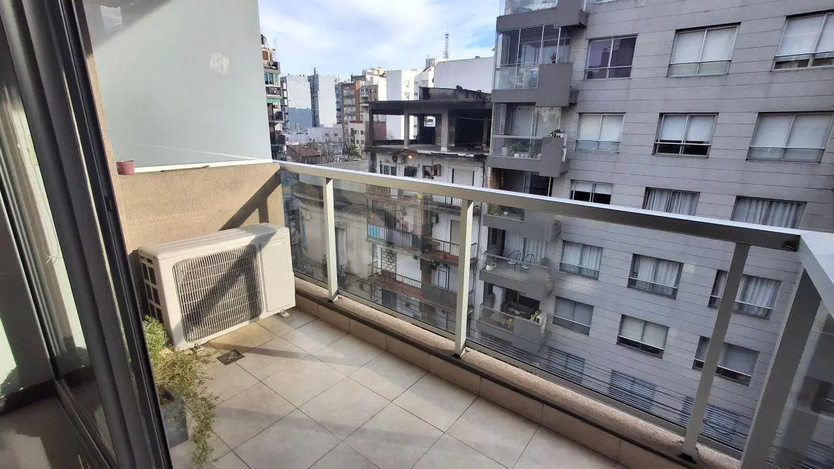 Semipiso de 2 ambientes al frente con balcón. Toilette. Dormitorio en suite. 8