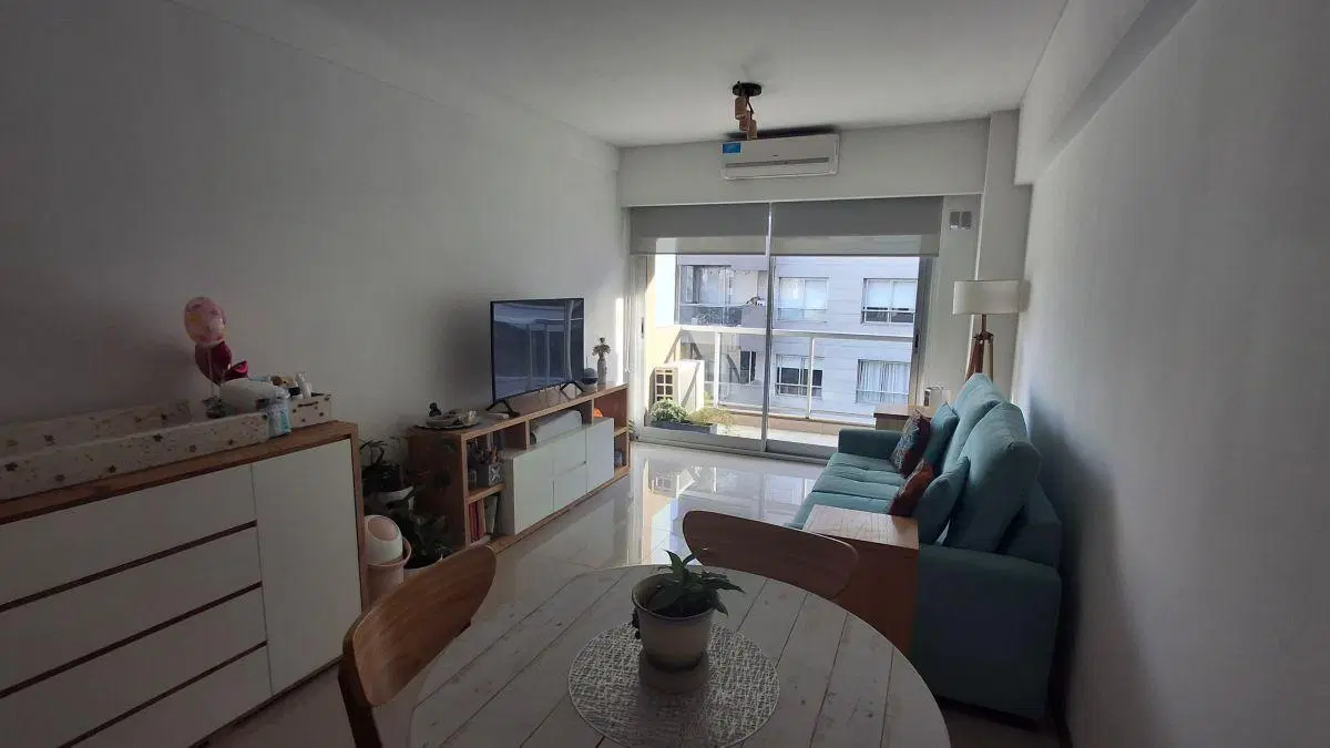 Semipiso de 2 ambientes al frente con balcón. Toilette. Dormitorio en suite. APTO CREDITO 1