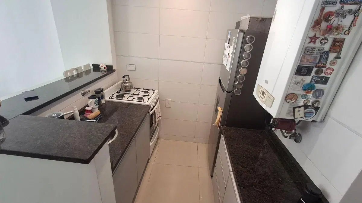 Semipiso de 2 ambientes al frente con balcón. Toilette. Dormitorio en suite. APTO CREDITO 4