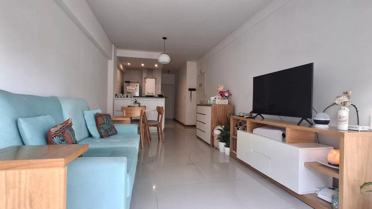 Semipiso de 2 ambientes al frente con balcón. Toilette. Dormitorio en suite. APTO CREDITO 5