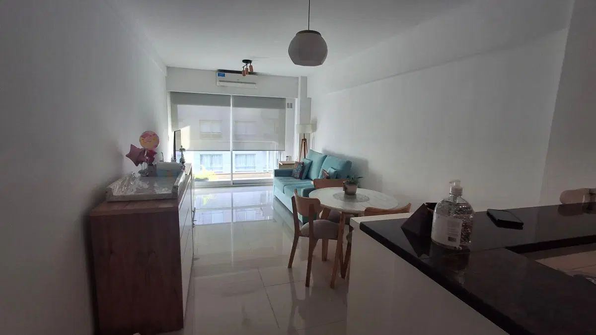 Semipiso de 2 ambientes al frente con balcón. Toilette. Dormitorio en suite. APTO CREDITO 3