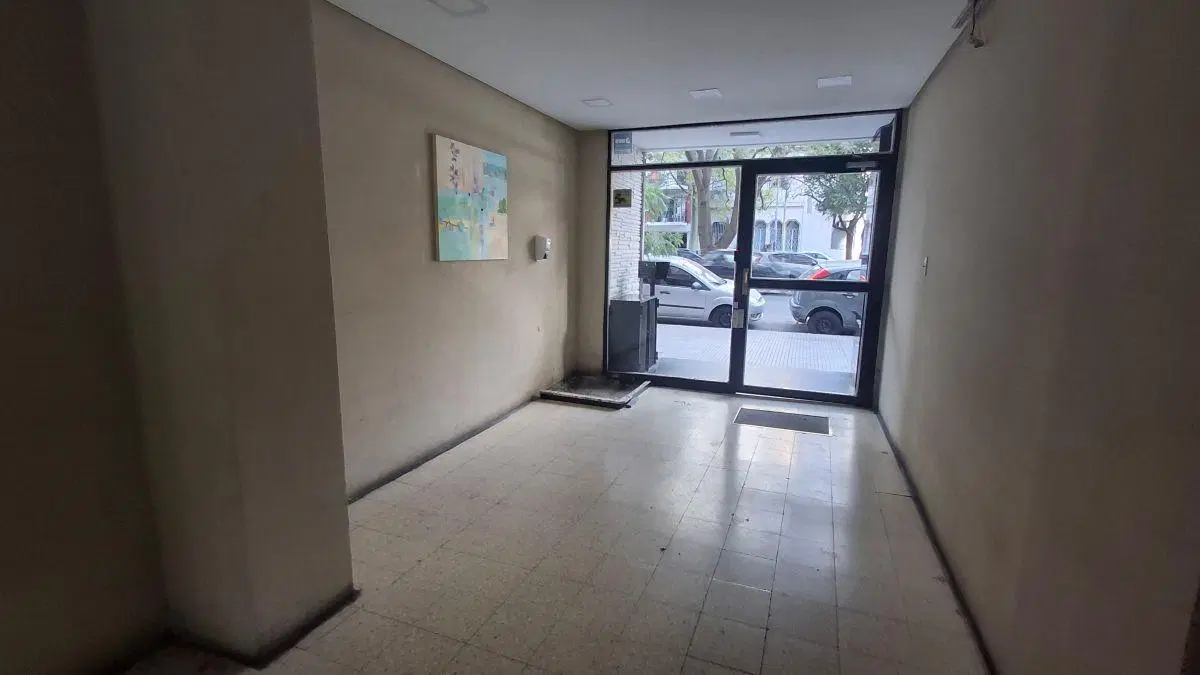 Departamento de 2 ambientes. Excelente ubicación. A reciclar. APTO CREDITO. 3