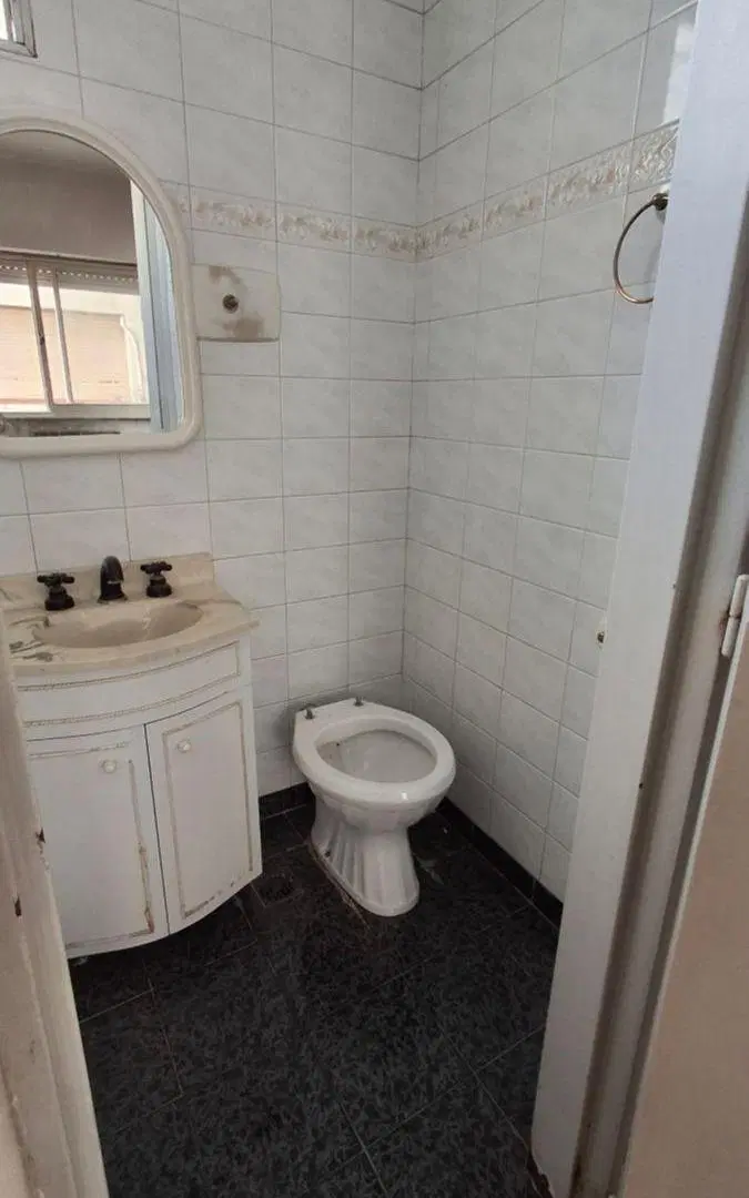 Departamento de 2 ambientes. Excelente ubicación. A reciclar. APTO CREDITO. 4