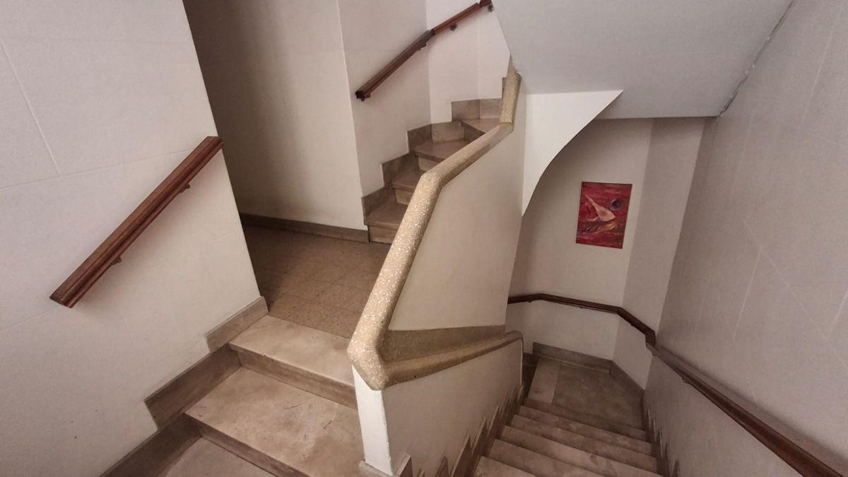 Foto de 2 Amb. al frente. 47 m2. Balcón. Por escalera. Lavadero y Cocina, imagen 5