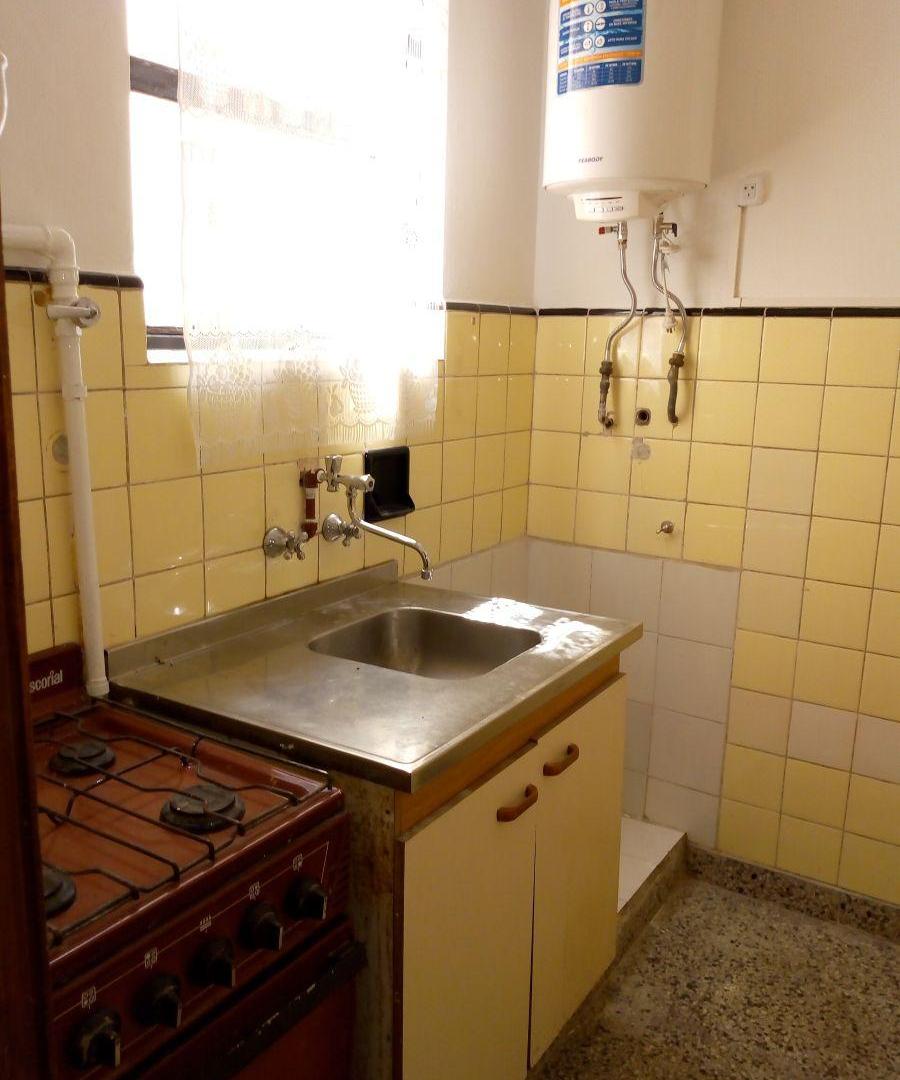 Foto de Monoambiente en Alquiler. Luminoso. Excelente ubicacion. Baño completo, imagen 3