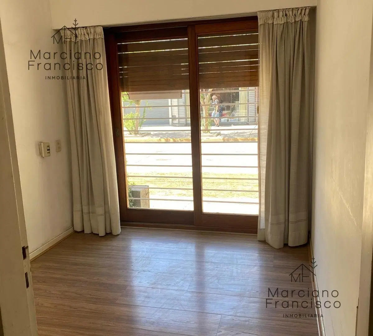 Casa en venta en centro comercial Marcos Paz 2