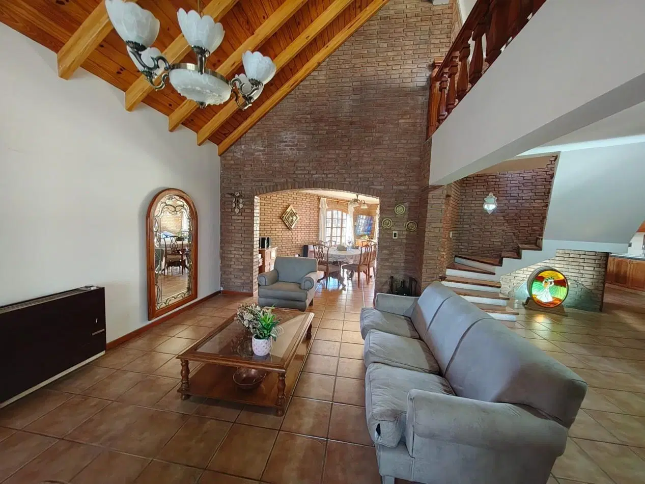 VENTA DE IMPORTANTE CASA DE CATEGORIA EN CALLE EVANS - LUJAN DE CUYO 3