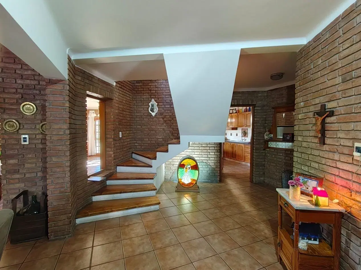 VENTA DE IMPORTANTE CASA DE CATEGORIA EN CALLE EVANS - LUJAN DE CUYO 2