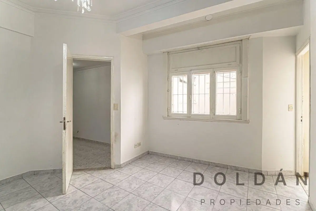 Venta - departamento de 3 ambientes con patio y balcón 2