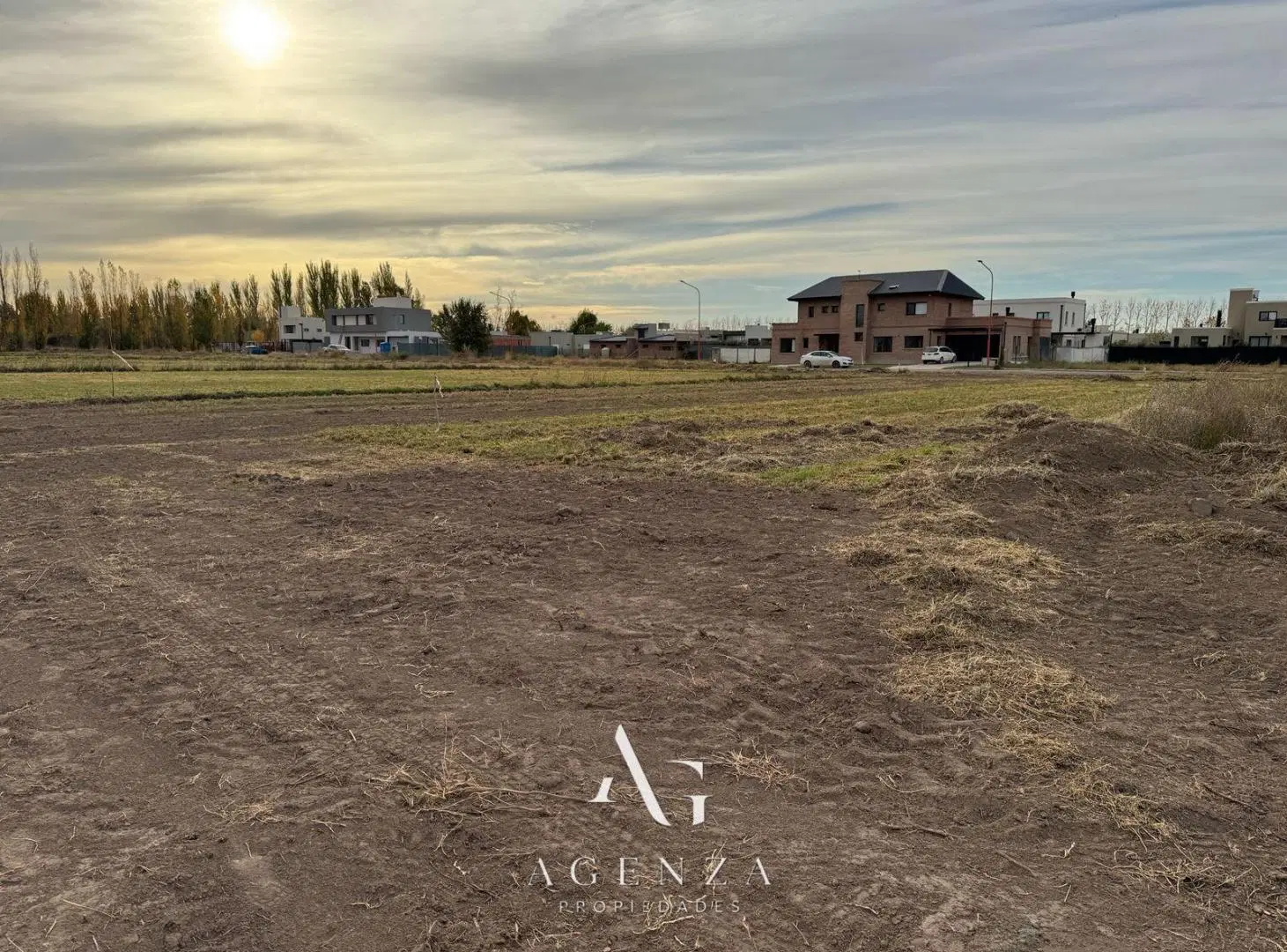 En Venta Terreno en Esquina Manzanar de Gines 2