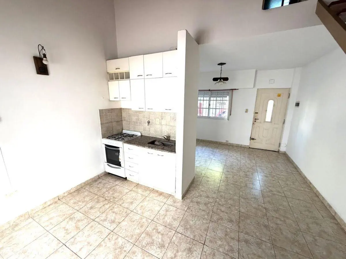 P.H. ( DUPLEX ) de 2 ambientes en zona LANUS Oeste centro. 3