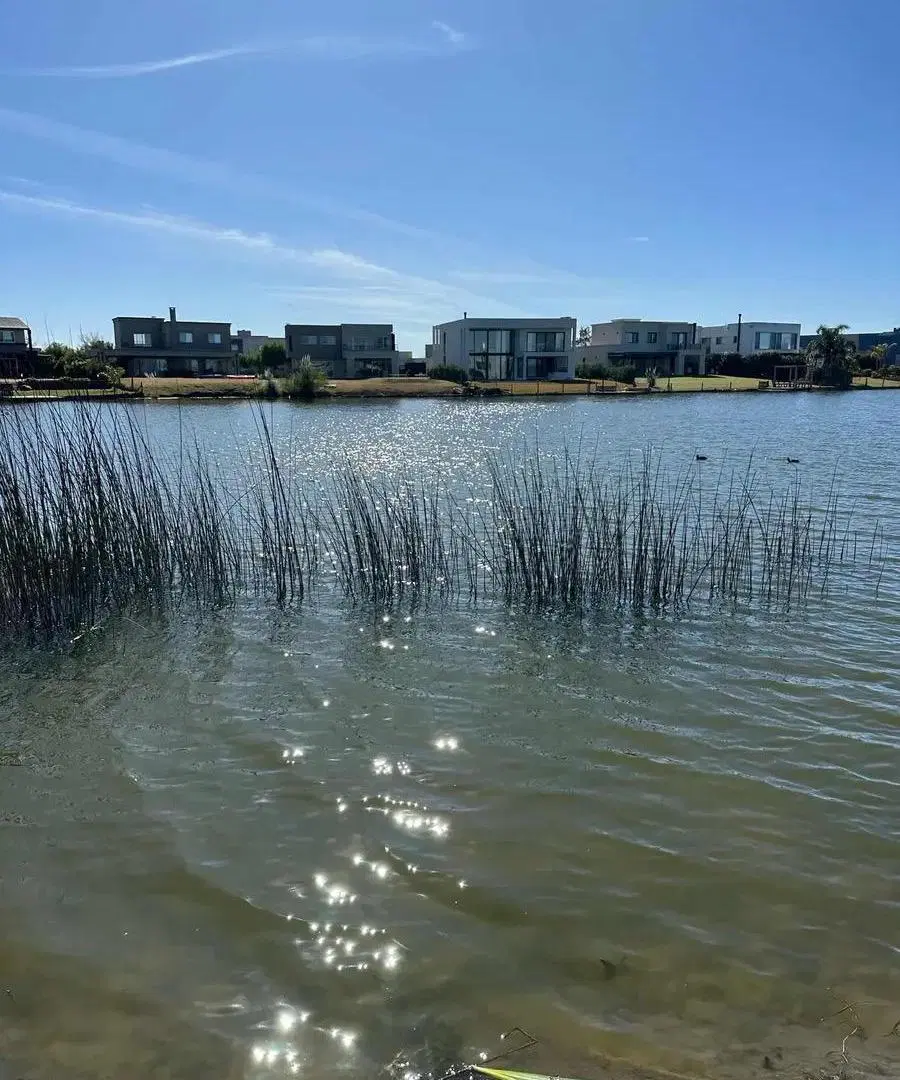 Lote en Venta a la Laguna. Golf. Barrio Cerrado, Escobar 2