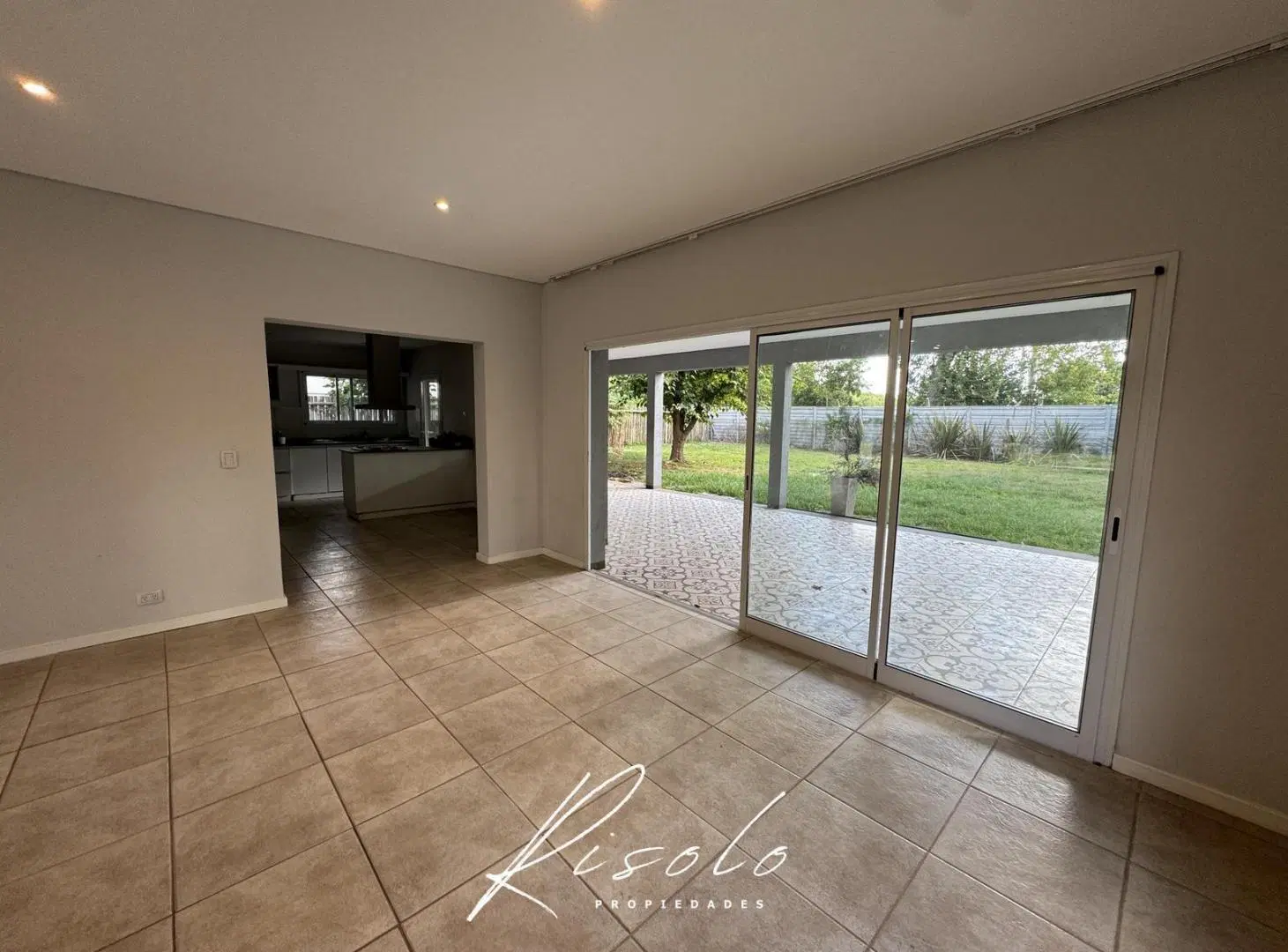 Casa Venta 3 dormitorios, amplio living. arboles. Barrio Cerrado, Escobar 3