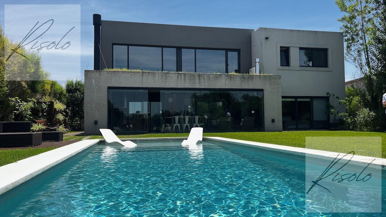 Casa en Venta, laguna, 3 dormitorios, playroom, pileta, galeria cerrada. Barrio Cerrado, Escobar