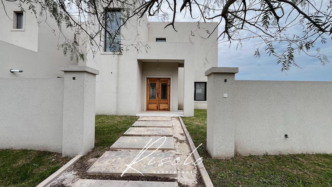 Casa en Venta. 3 dormitorios, Cocina Independiente. Galeria, Pileta, Dep. Barrio Cerrado, Escobar