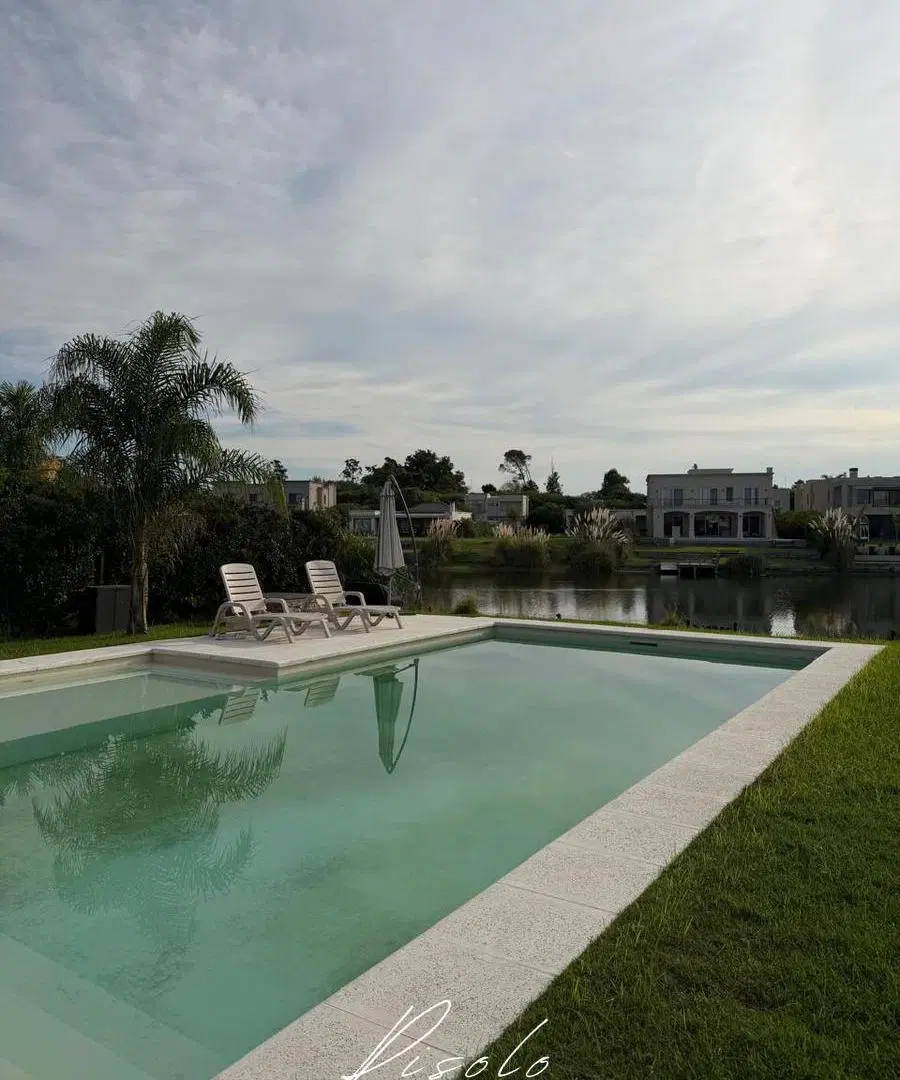 Casa en venta con lote a la laguna, pileta. en la isla. Barrio Cerrado, Escobar 1