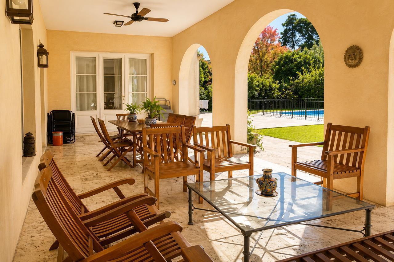 Foto de Exclusiva Casa de una planta en Martindale Country Club - 2.000 m² de Lote, Privacidad y Estilo Atem, imagen 3