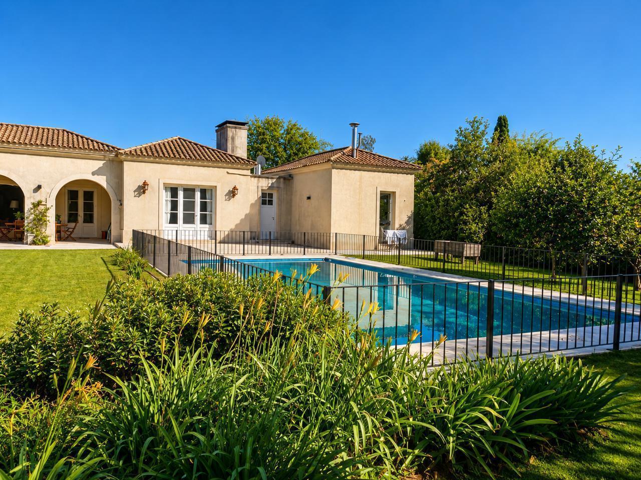 Foto de Exclusiva Casa de una planta en Martindale Country Club - 2.000 m² de Lote, Privacidad y Estilo Atem, imagen 1
