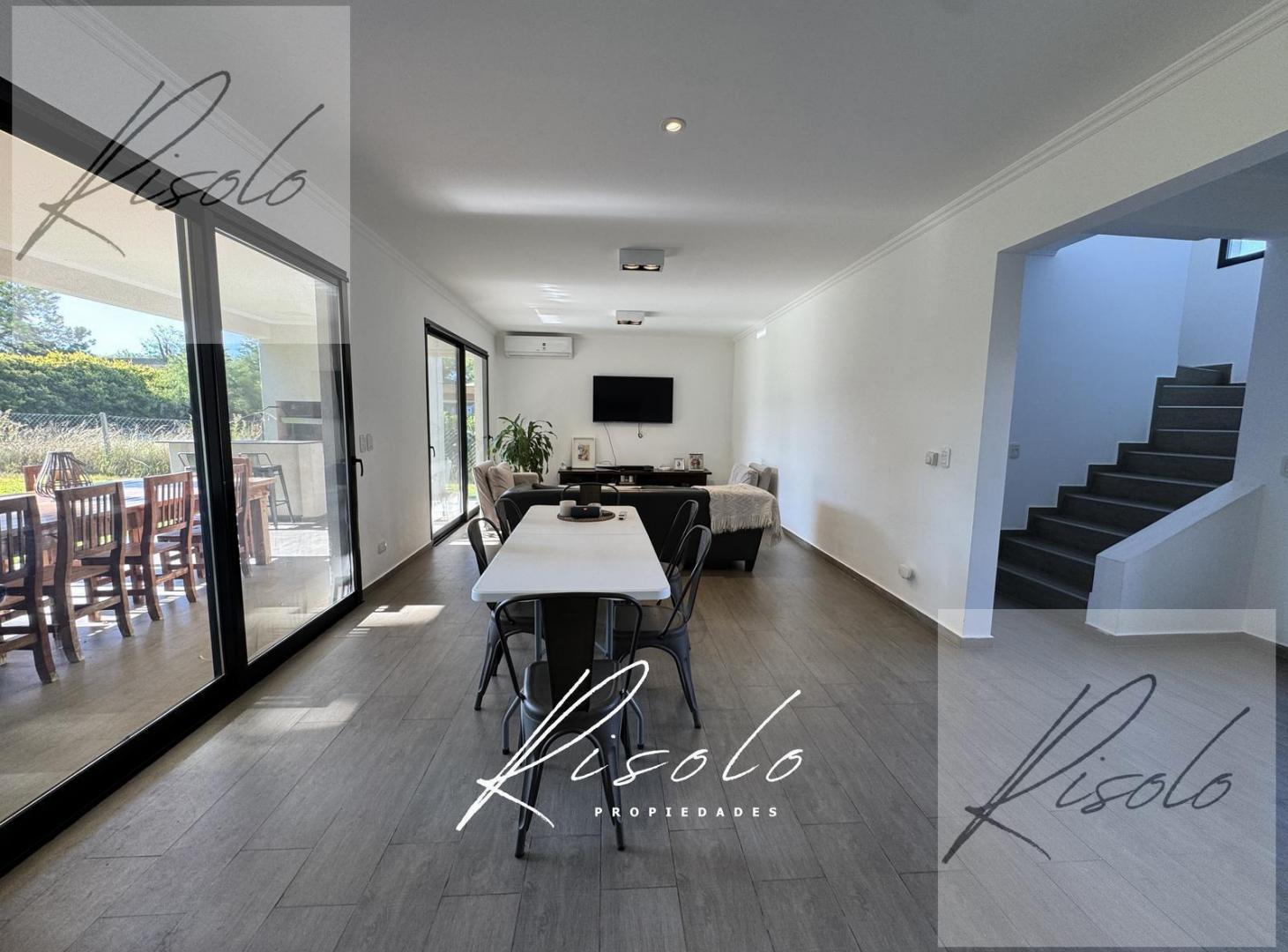 Foto de Casa en Venta. Pileta. 3 dormitorios. Arboles. Calle tranquila, imagen 3