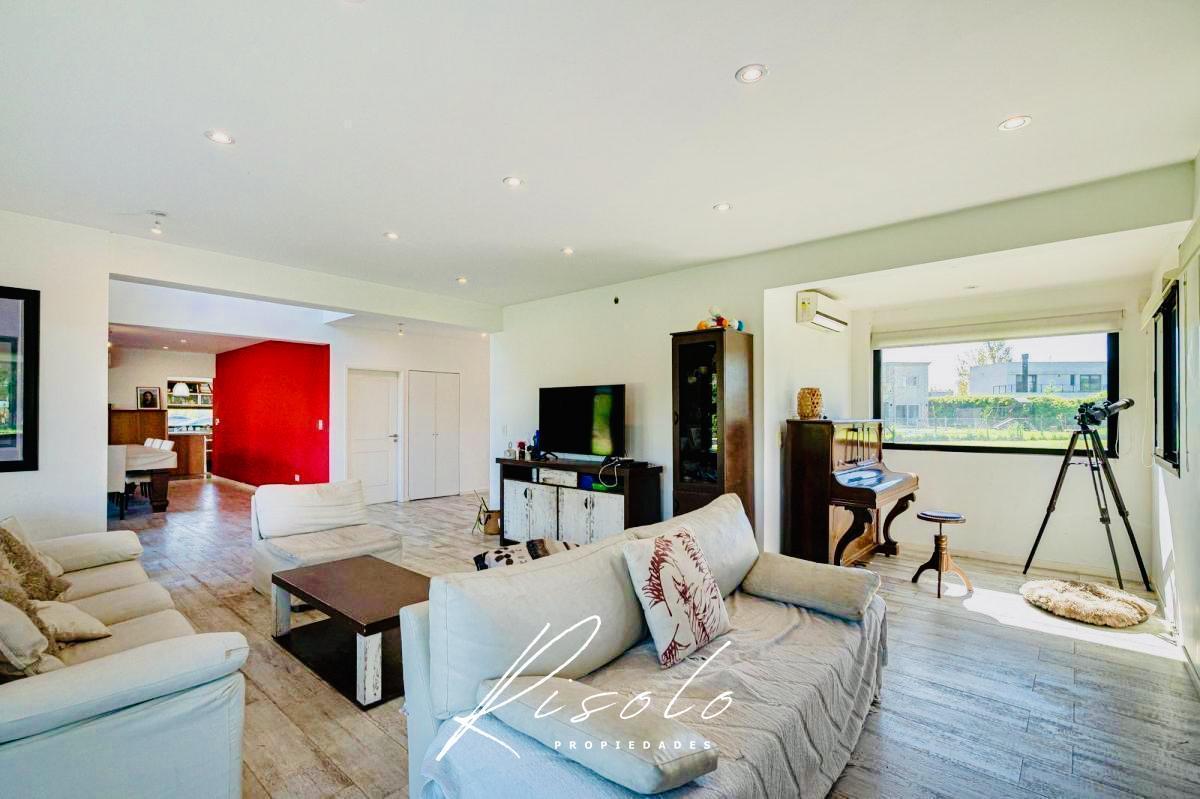 Foto de Casa en Venta. 4 dormitorios. 4 baños. Amplio Jardin. Barrio Cerrado, imagen 4