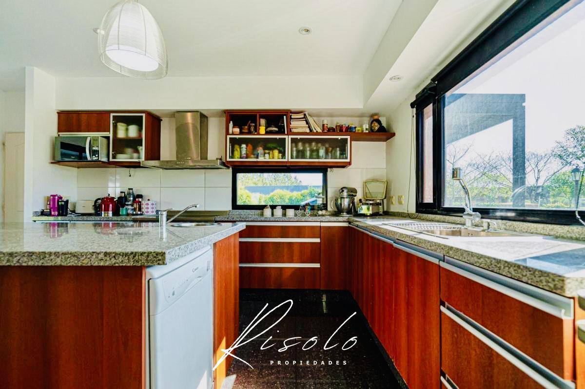 Foto de Casa en Venta. 4 dormitorios. 4 baños. Amplio Jardin. Barrio Cerrado, imagen 5