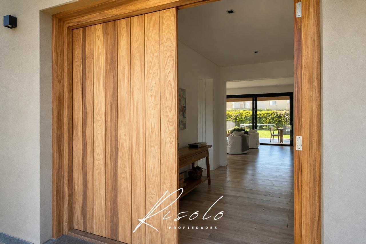 Foto de Exclusiva Casa de diseño sobre lote central en Ayres Plaza, imagen 3