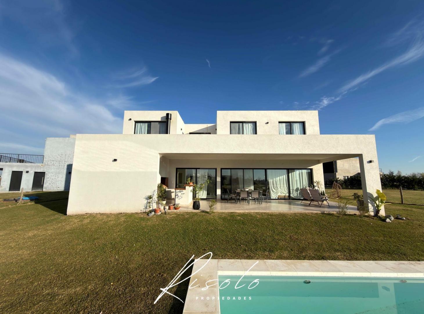 Foto de Casa en Venta. Parrilla. Pileta. 3 dormitorios. Barrio Cerrado. Escobar, imagen 2