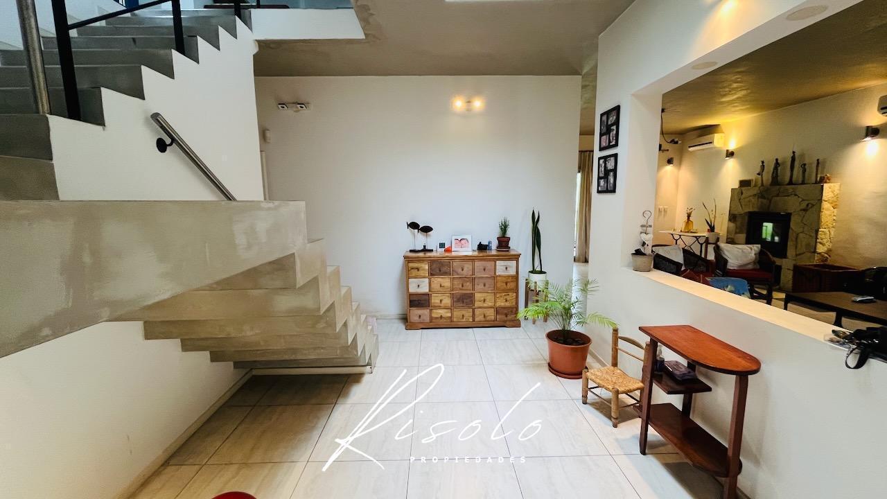 Foto de Casa en Venta. 3 dormitorios Escritorio Playroom. Pileta. Barrio, imagen 3
