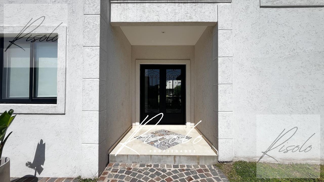 Foto de Casa en Venta. Pileta. 3 dormitorios. Arboles. Calle tranquila, imagen 1