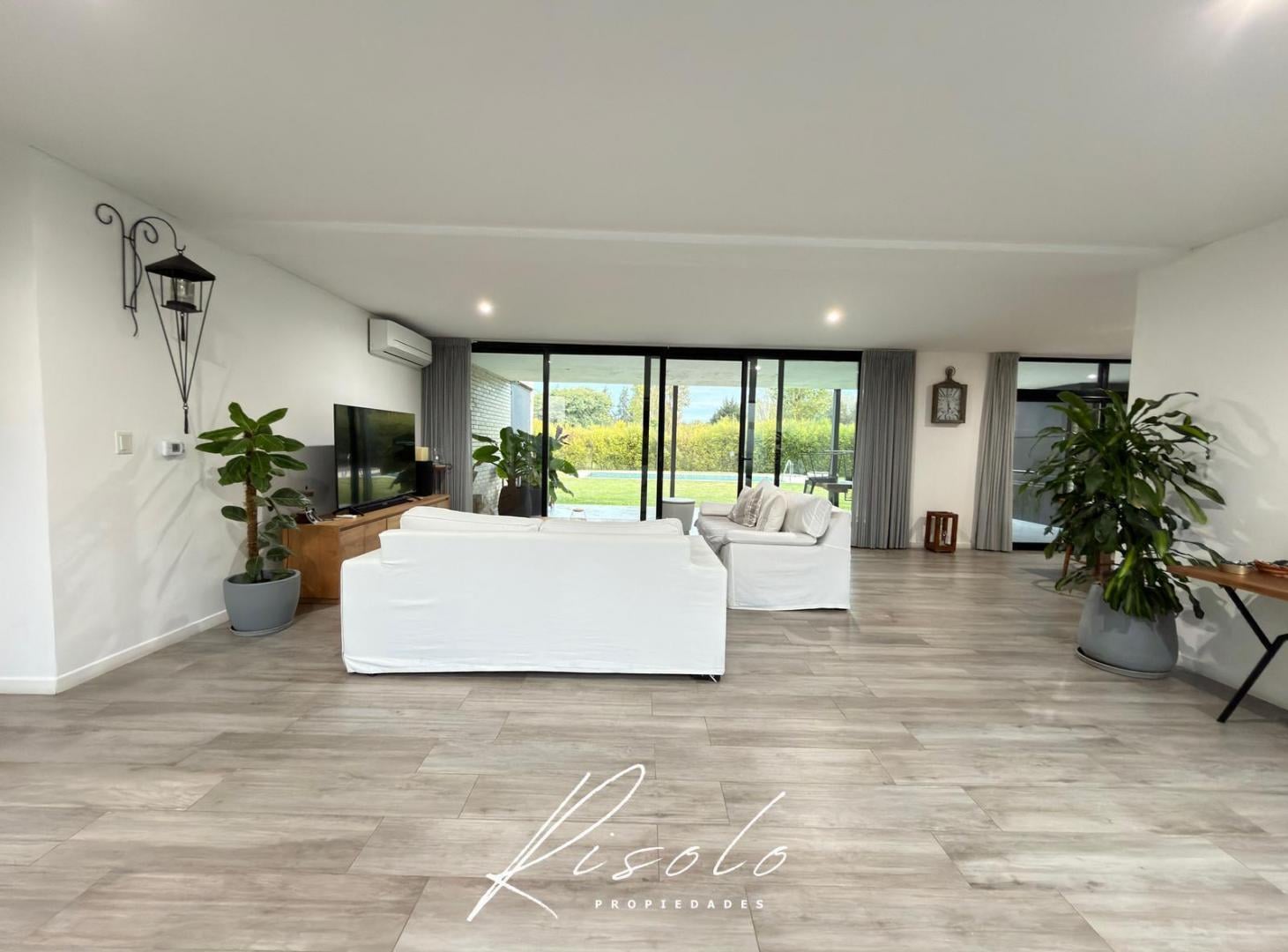 Foto de Casa en Venta. 3 dormitorios. Pileta, Cerco Vivo, Excelente Calidad, imagen 2