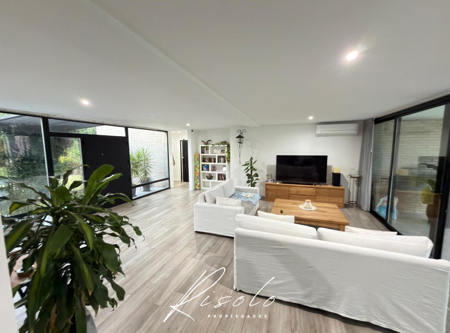 Foto de Casa en Venta. 3 dormitorios. Pileta, Cerco Vivo, Excelente Calidad, imagen 1