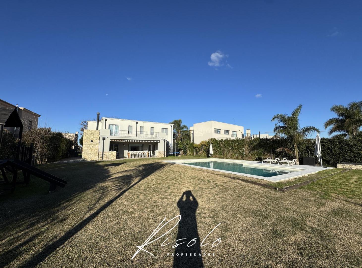 Foto de Casa en venta con lote a la laguna, pileta. en la isla. Barrio Cerrado, imagen 2