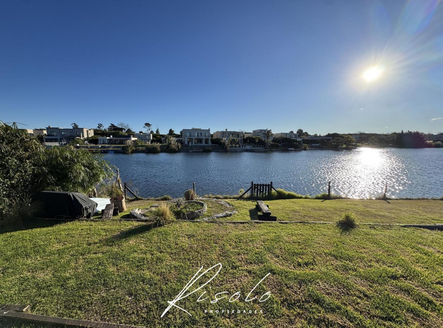 Foto de Casa en venta con lote a la laguna, pileta. en la isla. Barrio Cerrado, imagen 3
