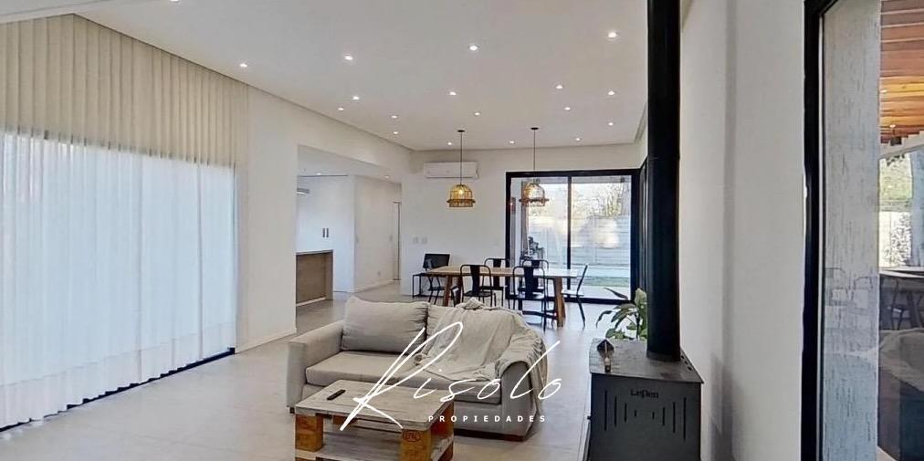 Foto de Casa en Venta con Renta. 2 oficinas. 3 dormimtorios. Parrilla. Pileta, imagen 3