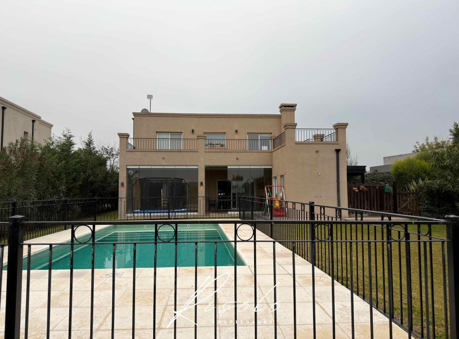 Foto de Casa en Venta y/o Alquiler, en Barrio Cerrado, Pileta. 3 dormitorios, imagen 2