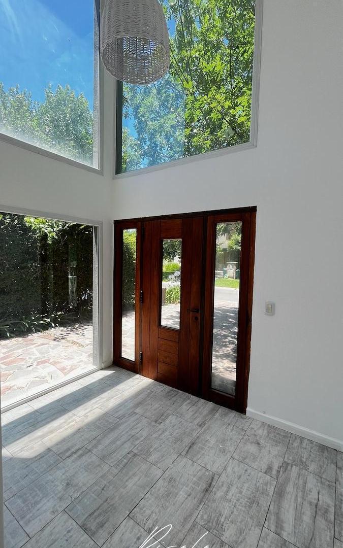 Foto de Casa en Venta. Pileta, Riego 3 dormitorios. Escritorio. Barrio Cerrado, imagen 4