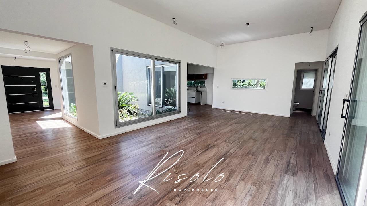 Foto de Casa en venta. 4 dormitorios. Jardin de invierno. Galeria. Arboles, imagen 1