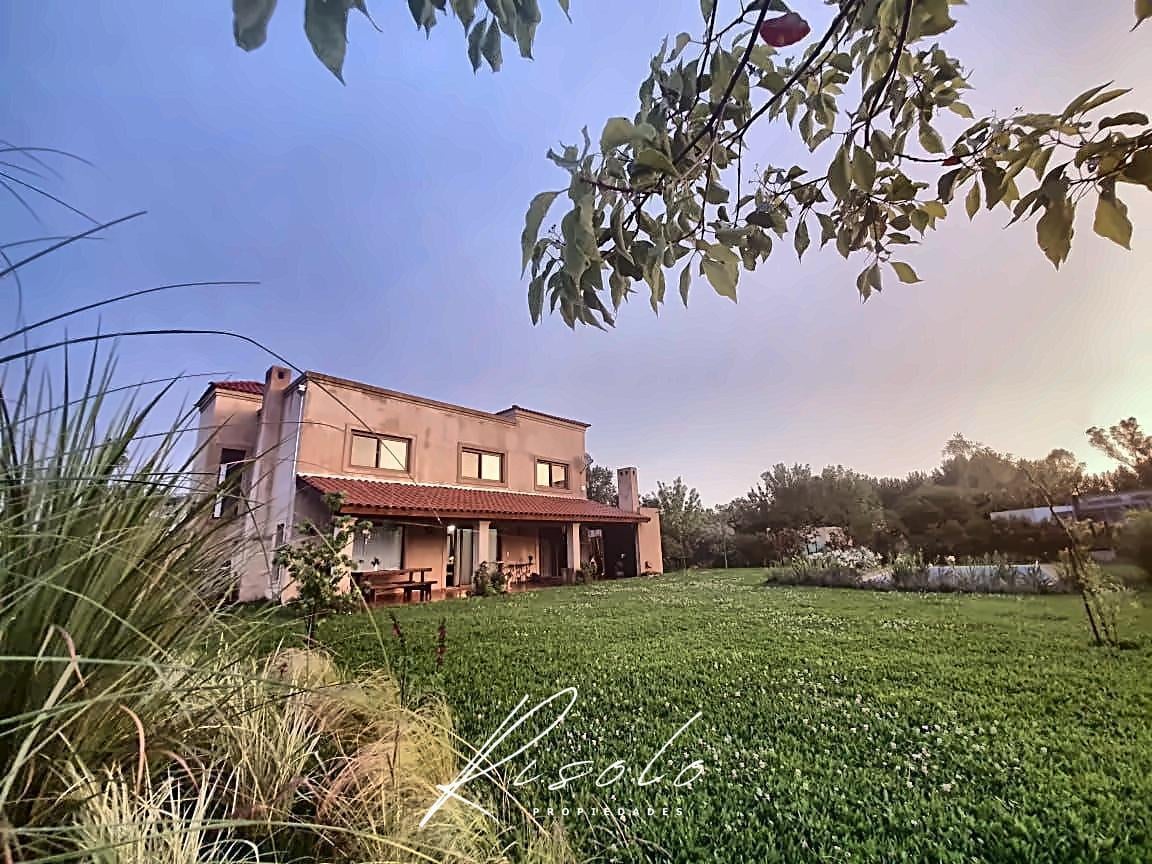 Foto de Casa en Venta con pileta y muy lindo jardin, 3 dormitorios, escritorio, imagen 1
