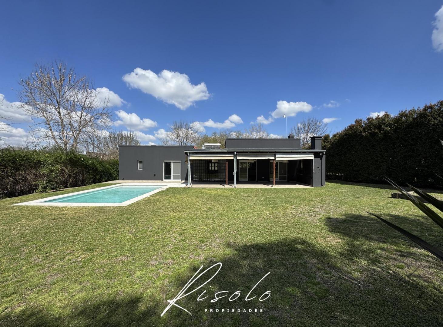 Foto de Casa en Venta. 3 dormitorios, Pileta, Parrilla. Parquizado. Barrio, imagen 1