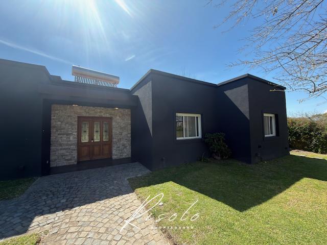 Foto de Casa en Venta. 3 dormitorios, Pileta, Parrilla. Parquizado. Barrio, imagen 2