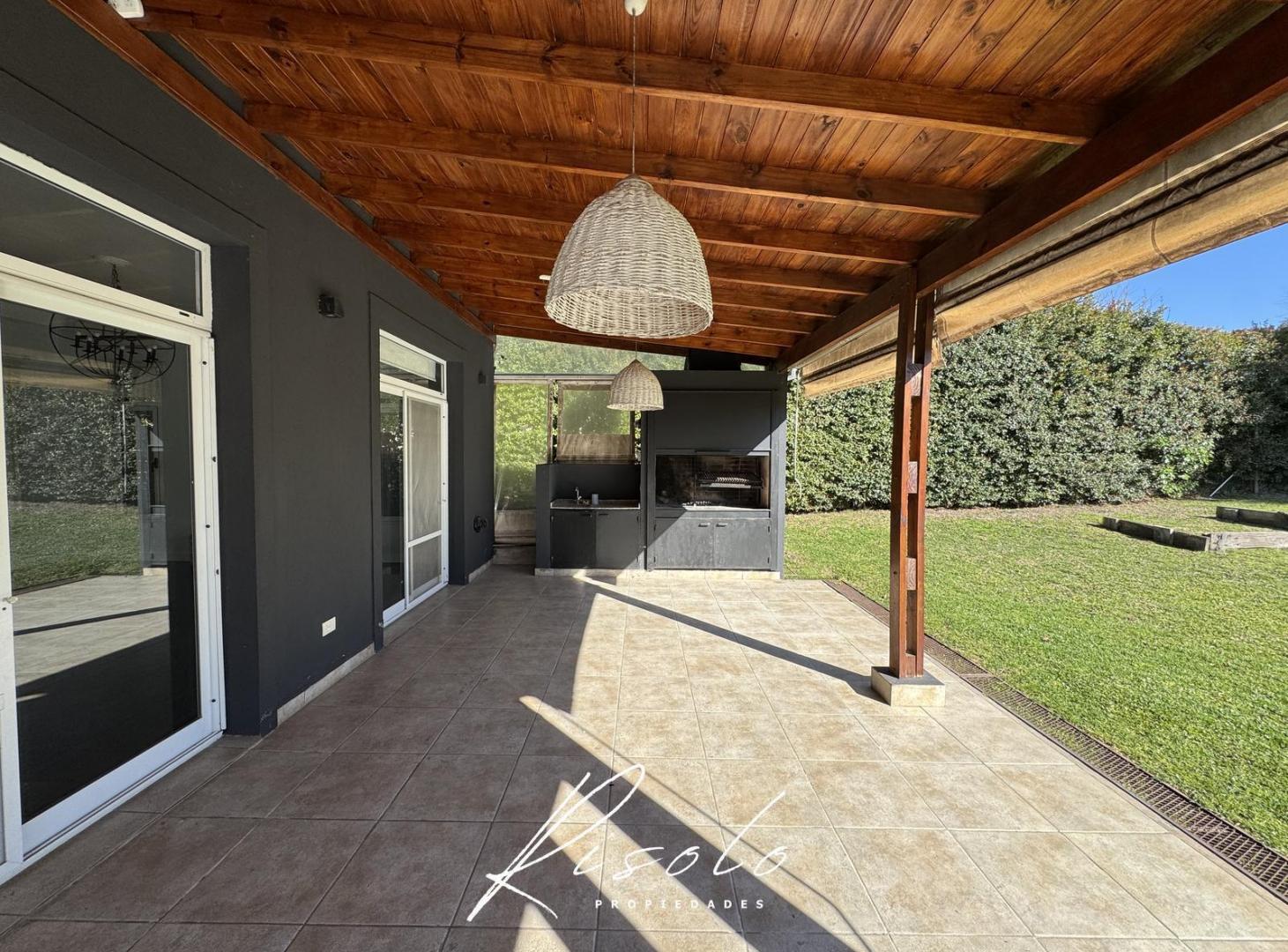 Foto de Casa en Venta. 3 dormitorios, Pileta, Parrilla. Parquizado. Barrio, imagen 4