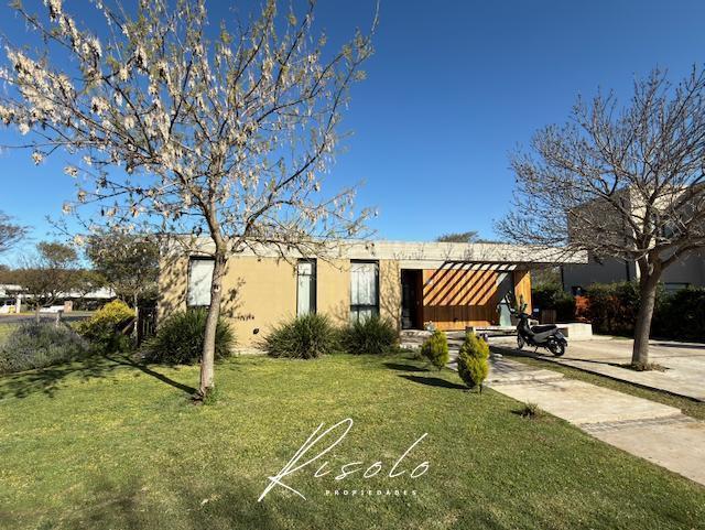 Foto de Casa en Venta, Pileta. 3 dormitorios. Diseño moderno. Barrio Cerrado, imagen 3