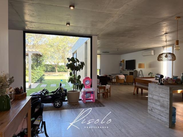 Foto de Casa en Venta, Pileta. 3 dormitorios. Diseño moderno. Barrio Cerrado, imagen 1