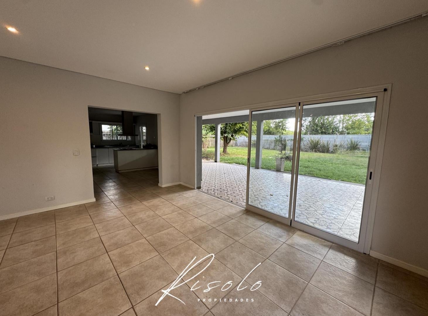 Foto de Casa Venta o Alquiler, 3 dormitorios, amplio living. arboles. Barrio, imagen 2