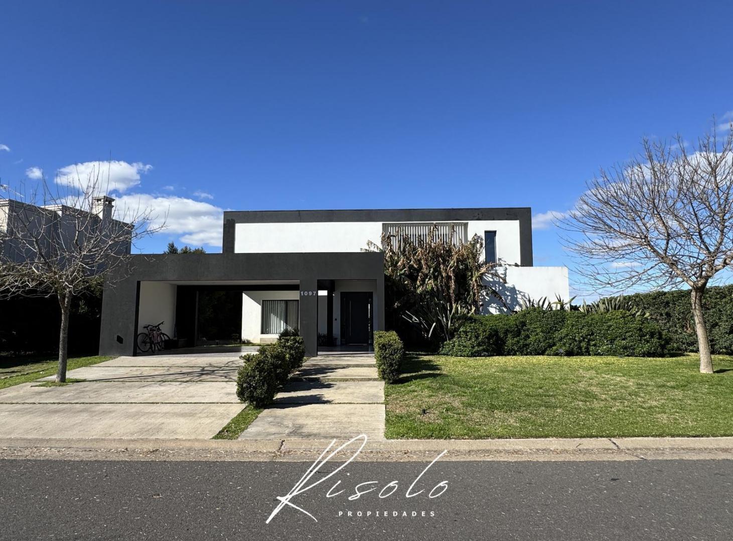 Foto de Casa en venta. pileta, laguna, parrilla. 3 dormitorios. Barrio Cerrado, imagen 1