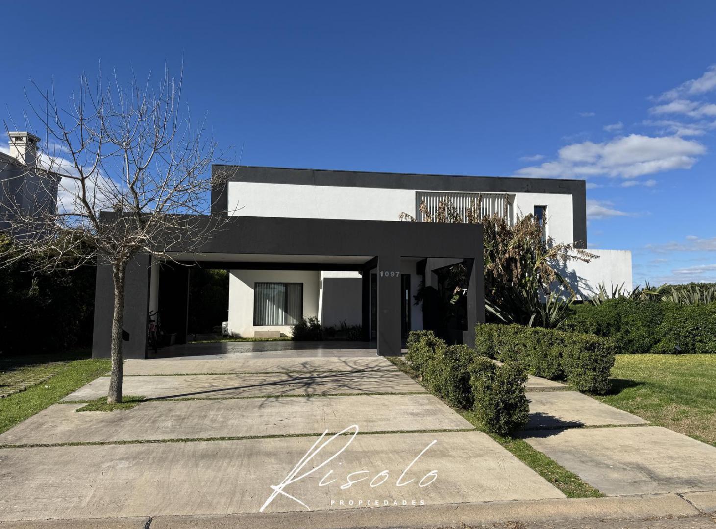 Foto de Casa en venta. pileta, laguna, parrilla. 3 dormitorios. Barrio Cerrado, imagen 2