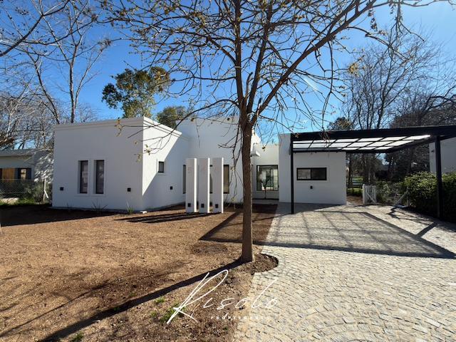 Foto de Casa en Venta con pileta, galeria, 3 dormitorios y escritorio. Barrio, imagen 1