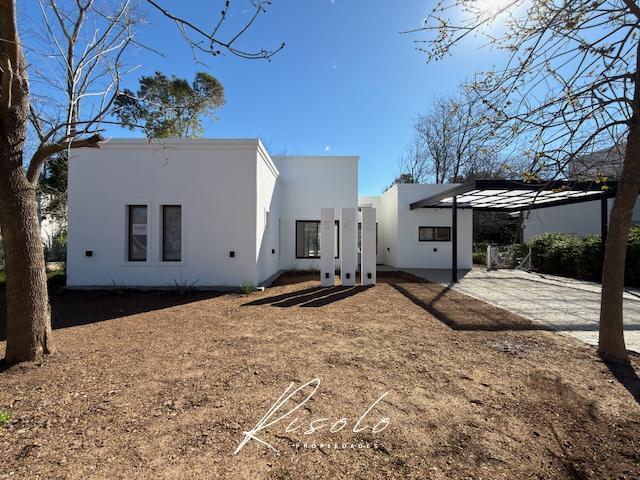 Foto de Casa en Venta con pileta, galeria, 3 dormitorios y escritorio. Barrio, imagen 4