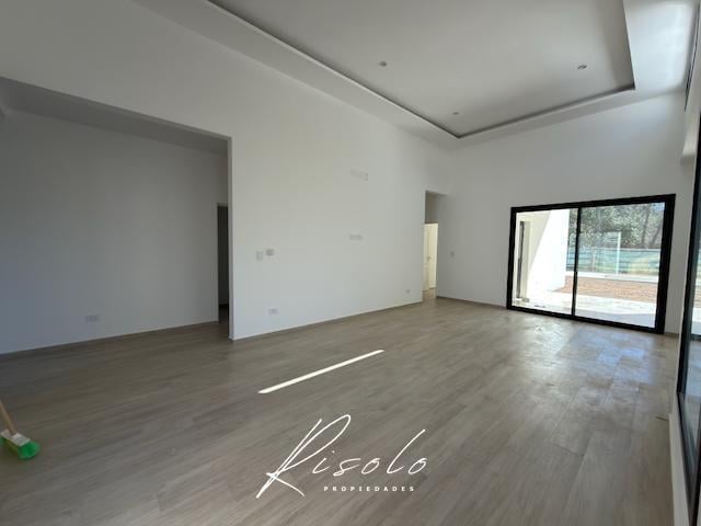 Foto de Casa en Venta con pileta, galeria, 3 dormitorios y escritorio. Barrio, imagen 3